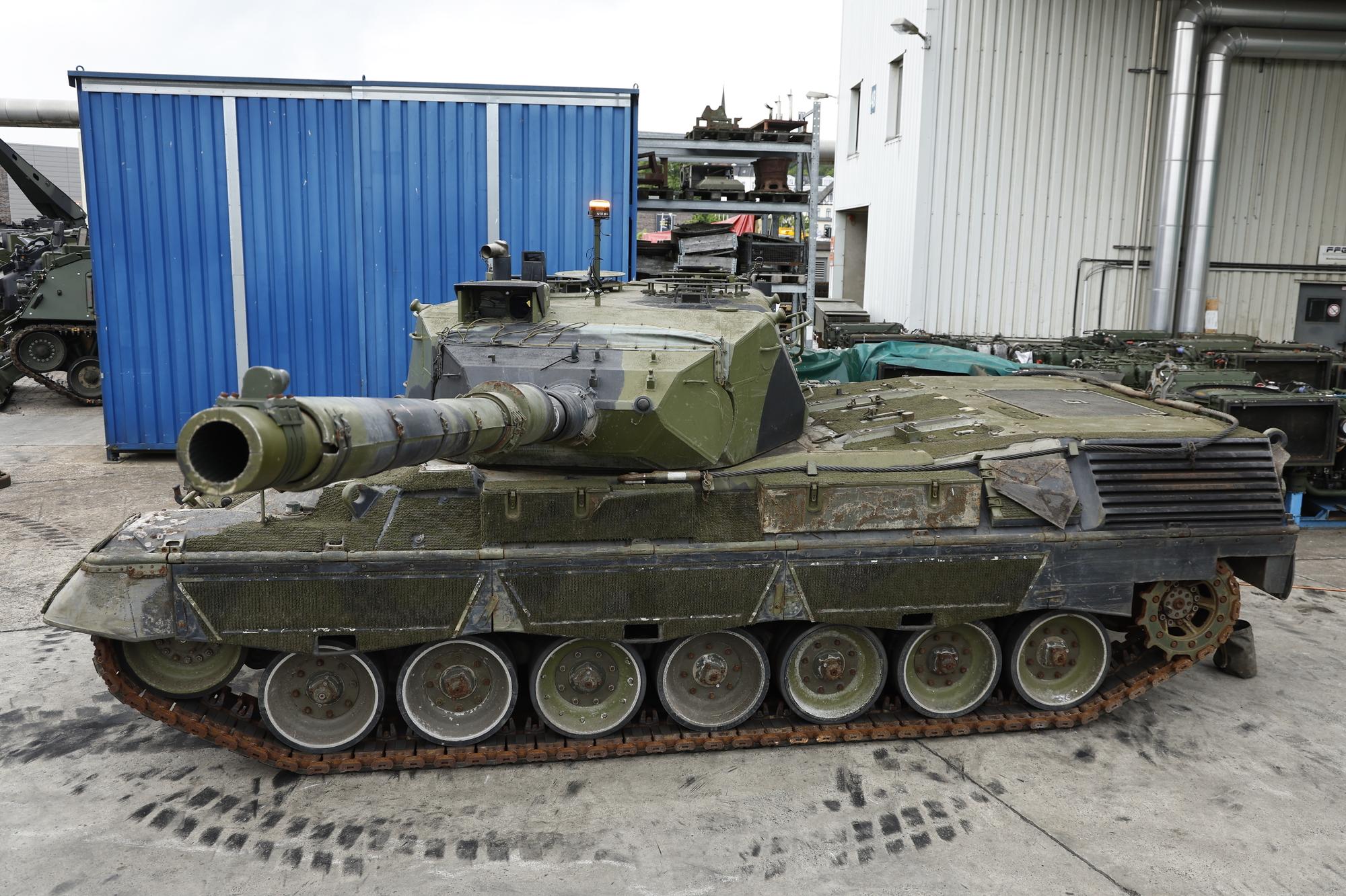 epa10701771 A Leopard 1 A5 battle tank is seen at FFG Flensburger Fahrzeugbau Gesellschaft during a visit of NATO Secretary General and German Defence Minister in Flensburg, Germany, 20 June 2023. FFG is a private company that is refurbishing Leopard 1 tanks that are being donated by NATO member countries to Ukraine. EPA/MORRIS MACMATZEN / POOL