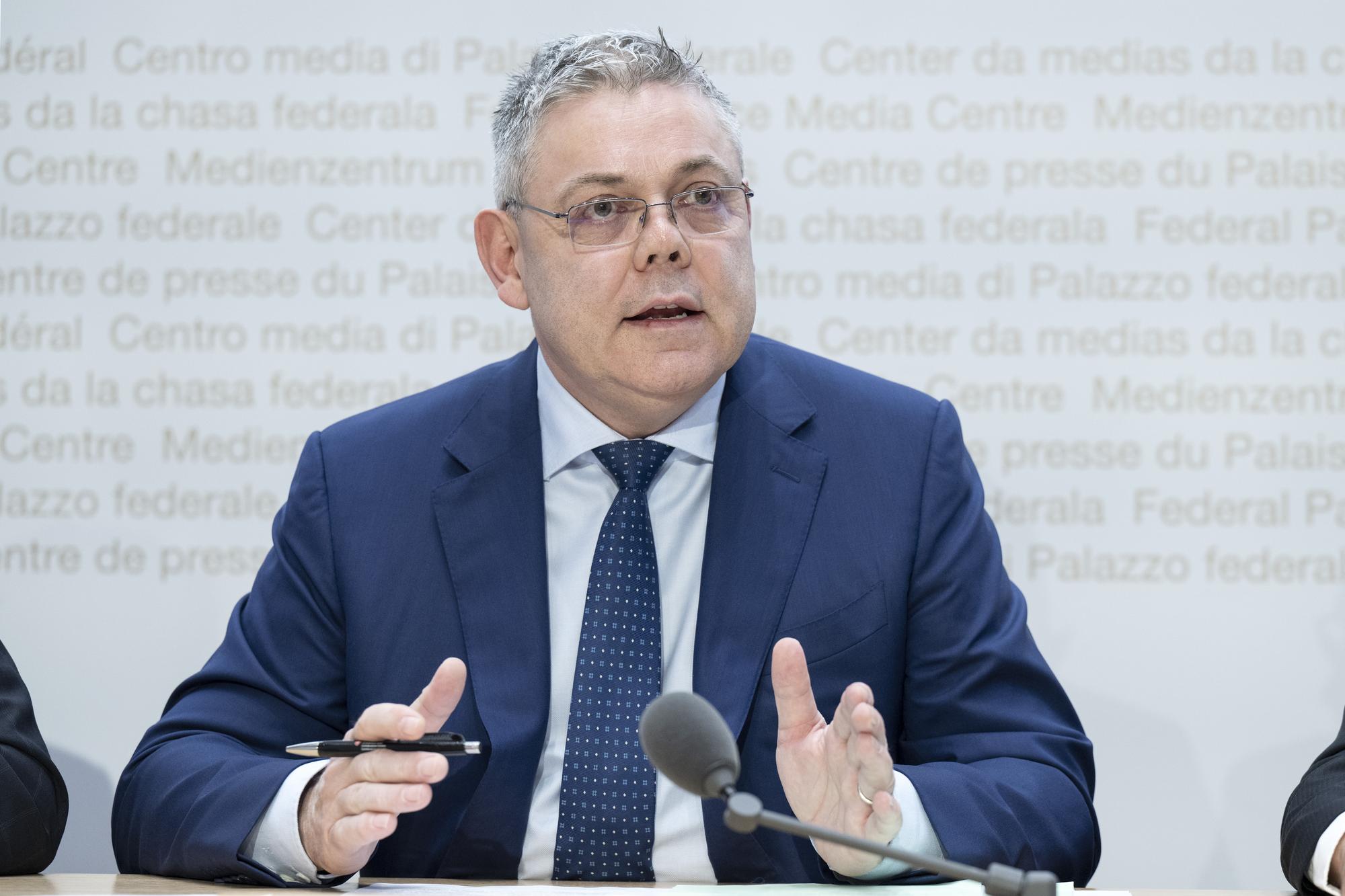 Nationalrat Franz Grueter, SVP-LU, Praesident von der Aussenpolitischen Kommission des Nationalrates APK-N, aeussert sich zum Bericht des Bundesrates zur Lagebeurteilung Schweiz-EU, am Montag, 16. Januar 2023, in Bern. (KEYSTONE/Peter Schneider)