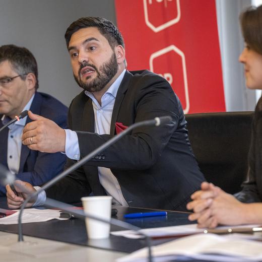 Roger Nordmann, Praesident der SP-Bundeshausfraktion und Nationalrat/VD, Cedric Wermuth, Co-Praesident der SP Schweiz und Nationalrat/AG Mattea Meyer, Co-Praesidentin der SP Schweiz und Nationalraetin/ZH, von links, anlaesslich eines Point de Presse, zur Ankuendigung und Ruecktritt von Bundespraesident Alain Berset, am Mittwoch 21. Juni 2023, in Bern. (KEYSTONE /Marcel Bieri)