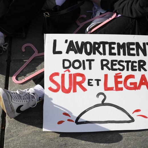 Plakat fotografiert waehrend ein Protest fuer das Recht auf Abtreibung, am Freitag, 1. Juli 2022, auf dem Bundesplatz in Bern. Der Supreme Court der USA hatte am Freitag mit einer wegweisenden Entscheidung das liberale Abtreibungsrecht des Landes gekippt. In der Schweiz haben SVP-Nationalraetinnen zwei Initiativen lanciert, die Einschraenkungen des Rechts auf Abtreibungen vorsehen. (KEYSTONE/Anthony Anex).