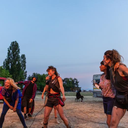 Fiamma Camesi, alias Karine, Papi, AzuXenia, Marion Duval et La Cé. Une joyeuse équipe au service d'un spectacle plus déglingué que drôle