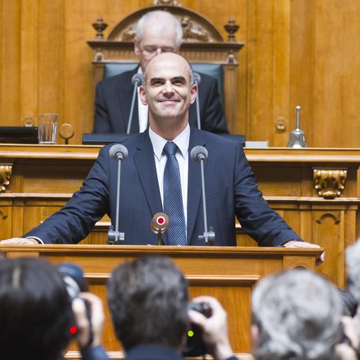 ARCHIV - ZUM RUECKTRITT VON ALAIN BERSET ALS BUNDESRAT, STELLEN WIR IHNEN FOLGENDES BILDMATERIAL ZUR VERFUEGUNG - . Der soeben gewaehlte Bundesrat Alain Berset, Mitte, erklaert Annahme der Wahl, waehrend den Bundesratswahlen durch die Vereinigte Bundesversammlung am Mittwoch, 14. Dezember 2011, in Bern. (KEYSTONE/Peter Klaunzer)....Swiss Council of States of the Social Democratic Party Alain Berset smiles at the speaker's desk after having accepted his election as new member of the Swiss Federal Council during the cabinet election in Bern, Switzerland, Wednesday, December 14, 2011. (KEYSTONE/Peter Klaunzer)