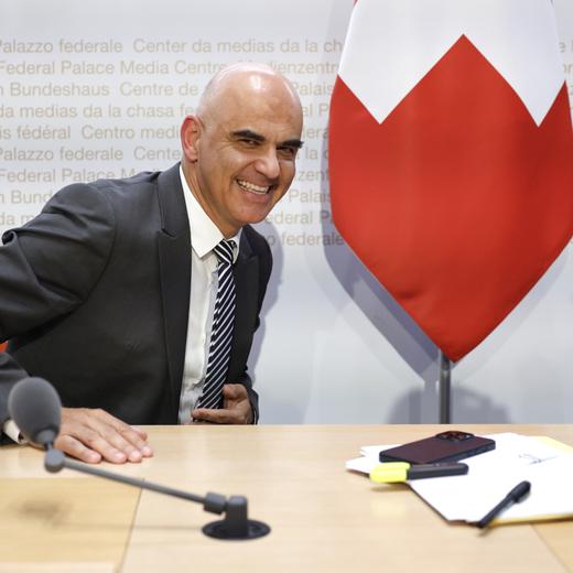 Bundespraesident Alain Berset am Ende einer Medienkonferenz bei der er seinen Ruecktritt aus dem Bundesrat auf Ende Jahr erklaert hat, am Mittwoch, 21. Juni 2023 in Bern. (KEYSTONE/Peter Klaunzer)