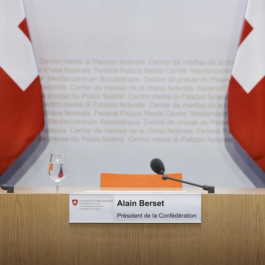 Der Platz von Bundespraesident Alain Berset vor einer Medienkonferenz bei der er seinen Ruecktritt aus dem Bundesrat auf Ende Jahr erklaert, am Mittwoch, 21. Juni 2023 in Bern. (KEYSTONE/Peter Klaunzer)