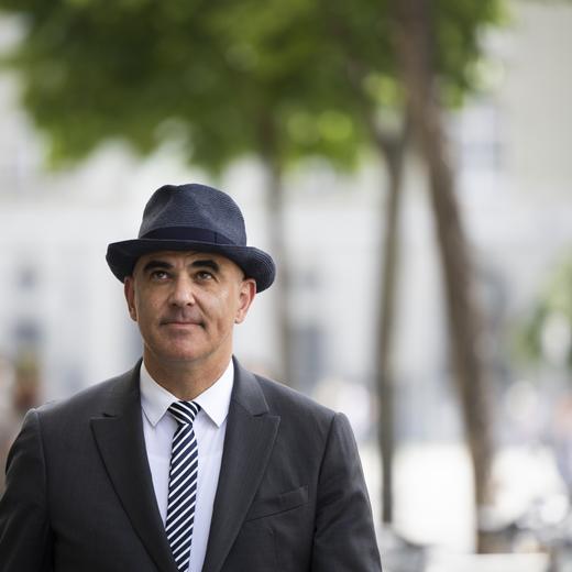 Bundespraesident Alain Berset auf dem Weg zu einer Medienkonferenz bei der er seinen Ruecktritt aus dem Bundesrat auf Ende Jahr erklaert, am Mittwoch, 21. Juni 2023 in Bern. (KEYSTONE/Peter Klaunzer)