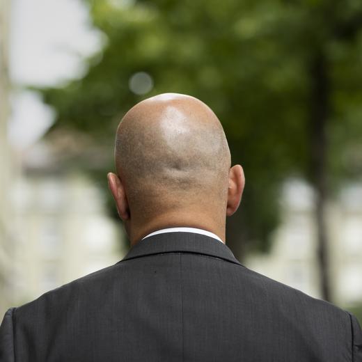 Bundespraesident Alain Berset verlaesst das Medienzentrum nach einer Medienkonferenz bei der er seinen Ruecktritt aus dem Bundesrat auf Ende Jahr erklaert hat, am Mittwoch, 21. Juni 2023 in Bern. (KEYSTONE/Peter Klaunzer)