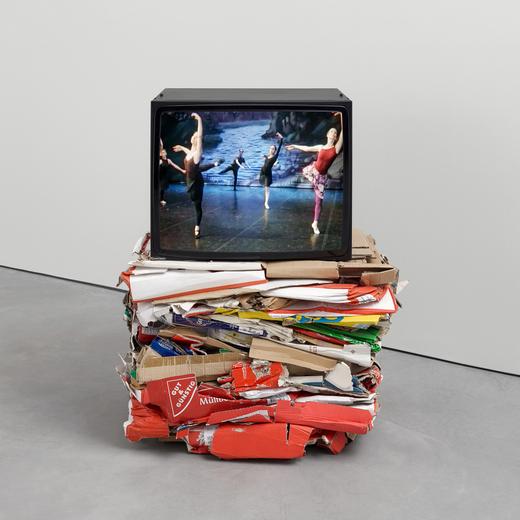 ((english))  Cardboard, color video, sound, Hantarex, 4:20 min., 105 × 95 × 80 cm, Emanuel Hoffmann Foundation, on permanent loan to the Öffentliche Kunstsammlung Basel, photo: Tom Bisig, Basel, © Klara Lidén ((deutsch))  Karton, Farbvideo, Ton, Hantarex, 4:20 Min., 105 × 95 × 80 cm, Emanuel Hoffmann-Stiftung, Depositum in der Öffentlichen Kunstsammlung Basel, Foto: Tom Bisig, Basel, © Klara Lidén