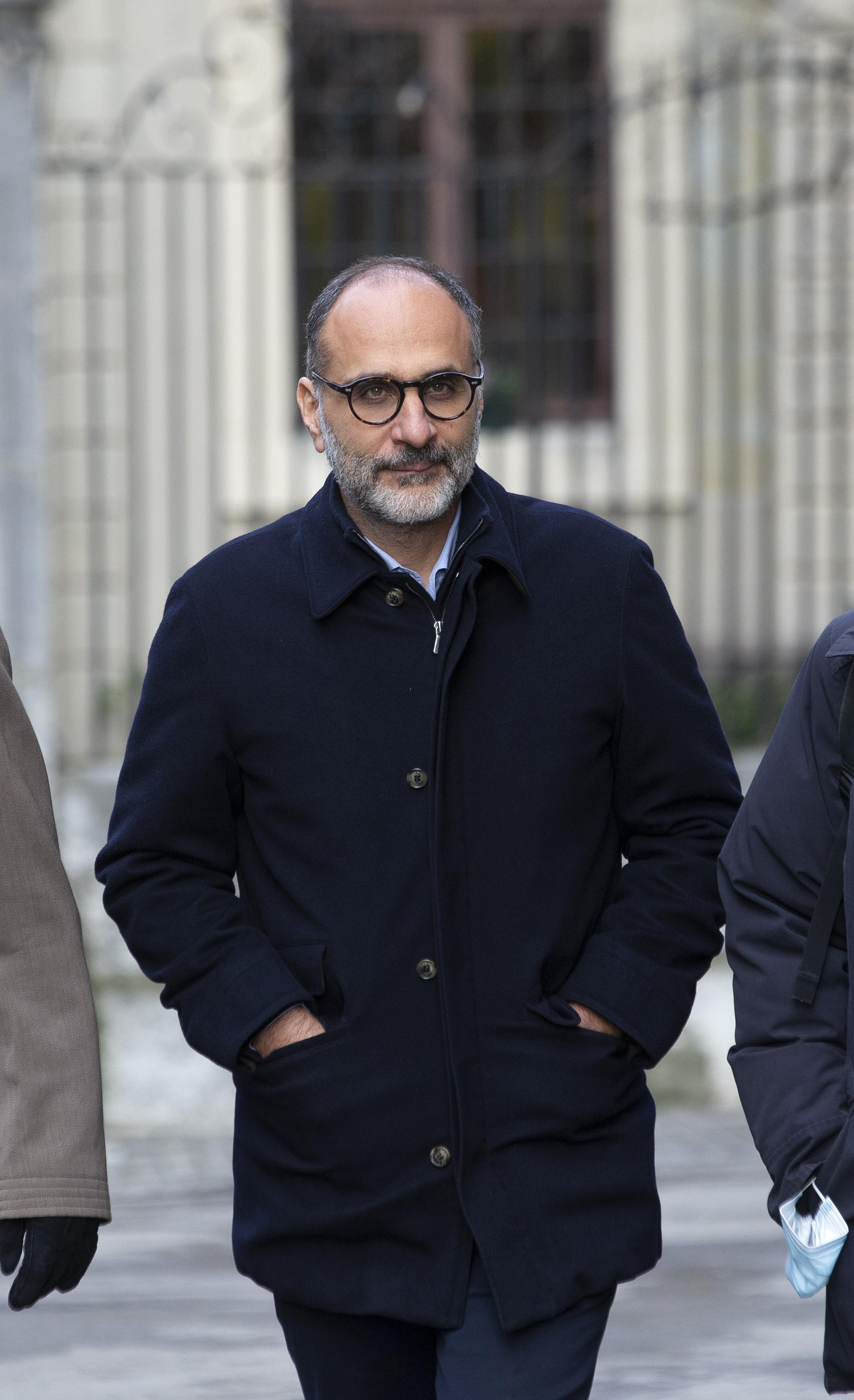 Magid Khoury, centre, arrive avec ses avocats Guillaume Vodoz, gauche, et Marc Hassberger, droite, reviennent au palais de justice apres une pause lors du premier jour du proces du conseiller d'Etat Pierre Maudet pour acceptation d'avantage devant le Tribunal de police, ce lundi 15 fevrier 2021 a Geneve. (KEYSTONE/Salvatore Di Nolfi)