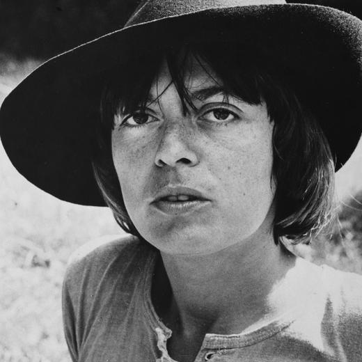 Portrait de Monique Wittig, écrivaine française, philosophe, et activiste, photographiée en 1971.