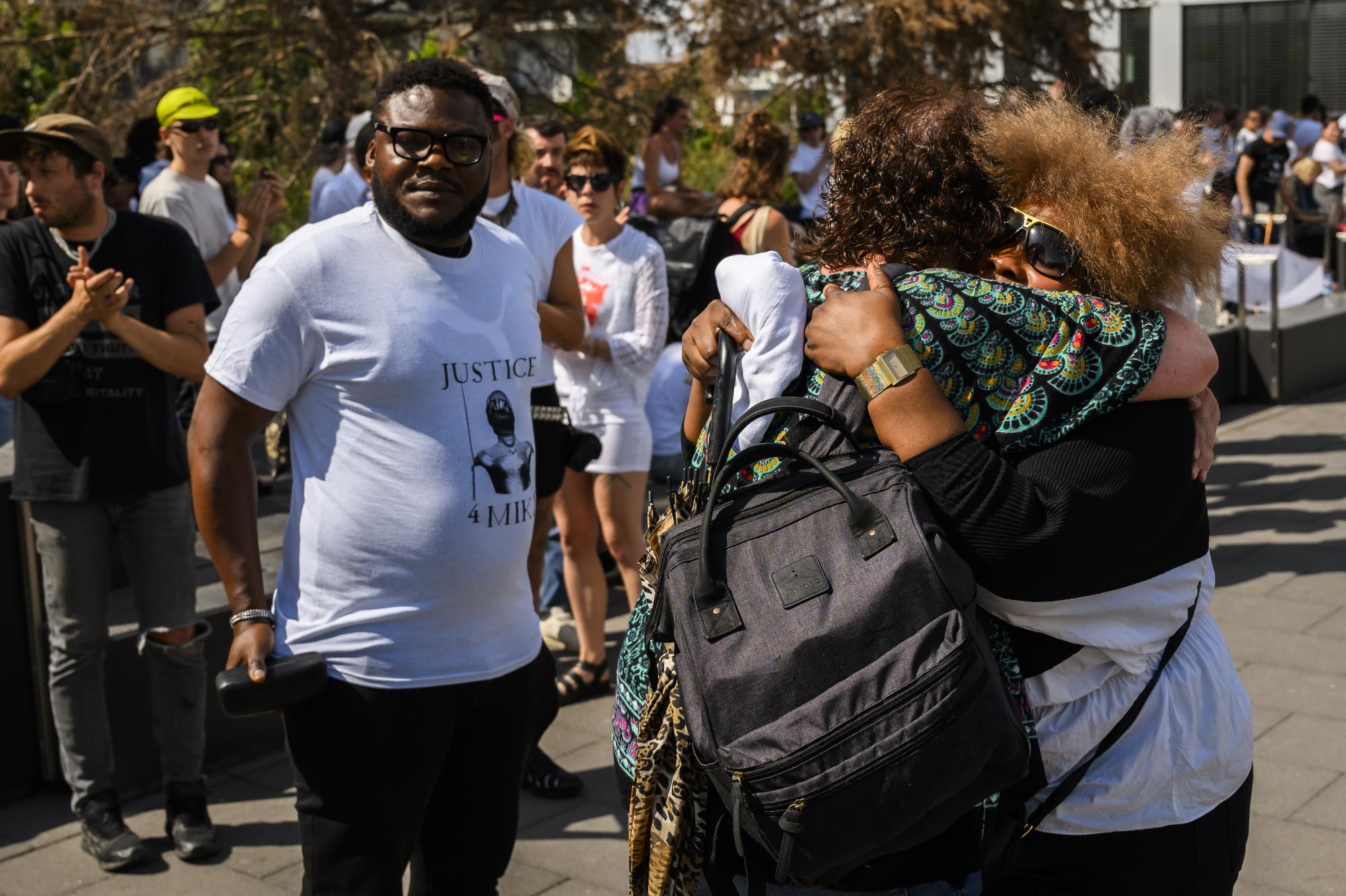 La veuve de Mike Bridget Efe reagit apres la lecture du verdict du proces des six policiers accuses de l'homicide de Mike Ben Peter devant le Tribunal correctionnel de l'arrondissement de Lausanne delocalise dans la salle d'audience cantonale de Renens le jeudi 22 juin 2023 a Renens. Les six policiers lies a l'affaire Mike Ben Peter ont ete acquittes jeudi a Renens. Le Tribunal d'arrondissement de Lausanne a estime qu'ils n'avaient pas cause la mort du Nigerian de 39 ans lors d'une intervention anti-drogue musclee a Lausanne en 2018. (KEYSTONE/Jean-Christophe Bott)