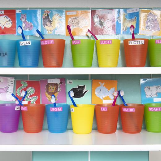 Les brosses a dents des enfants dans le secteur garderie de la creche privee Nursery-Garderie Petites Couleurs lors de la pandemie de Coronavirus (Covid-19) ce mardi 28 avril 2020 a Denges. Apres 6 semaines de fermeture forcee, la garderie d'enfant Petites Couleurs est ouverte a nouveau, avec une capacite d'accueil resteinte a 30% de l'accueil habituel. (KEYSTONE/Laurent Gillieron)