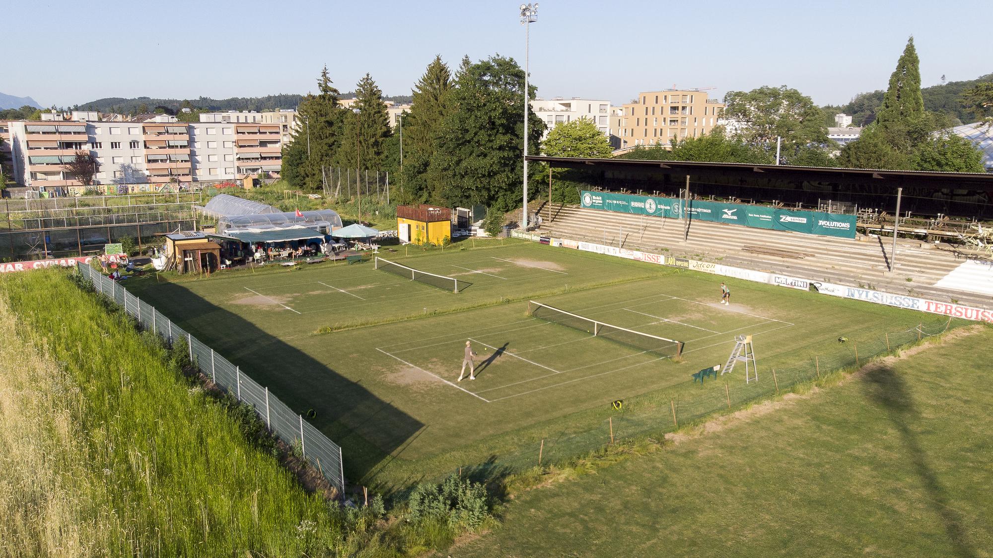Leute spielen Tennis auf dem Rasentennisplatz ?Gurzelen? in Biel, am Samstag, 29. Juni 2019. Der Tennisplatz Gurzelen ist der erste Rasentennisplatz der Schweiz. (KEYSTONE/Anthony Anex)
