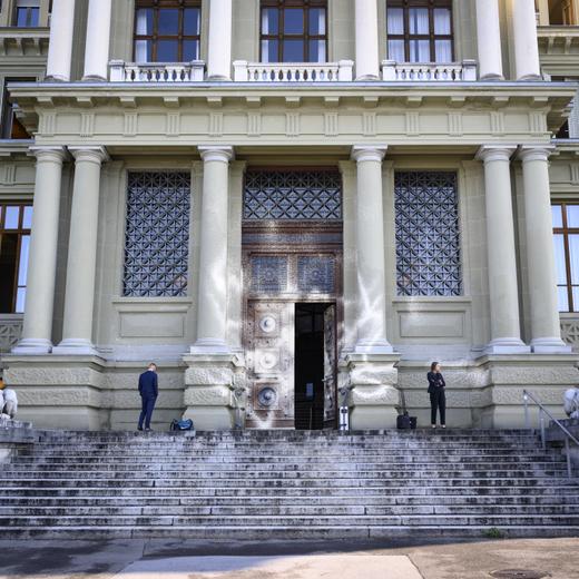 De la peinture et un slogan R.I.P. Mike est photographie sur la facade du Palais de Justice de Montbenon, Tribunal correctionnel vaudois ce lundi 26 juin 2023 a Lausanne. Les six policiers lies a l'affaire Mike Ben Peter ont ete acquittes jeudi dernier lors de leur proces. (KEYSTONE/Laurent Gillieron)