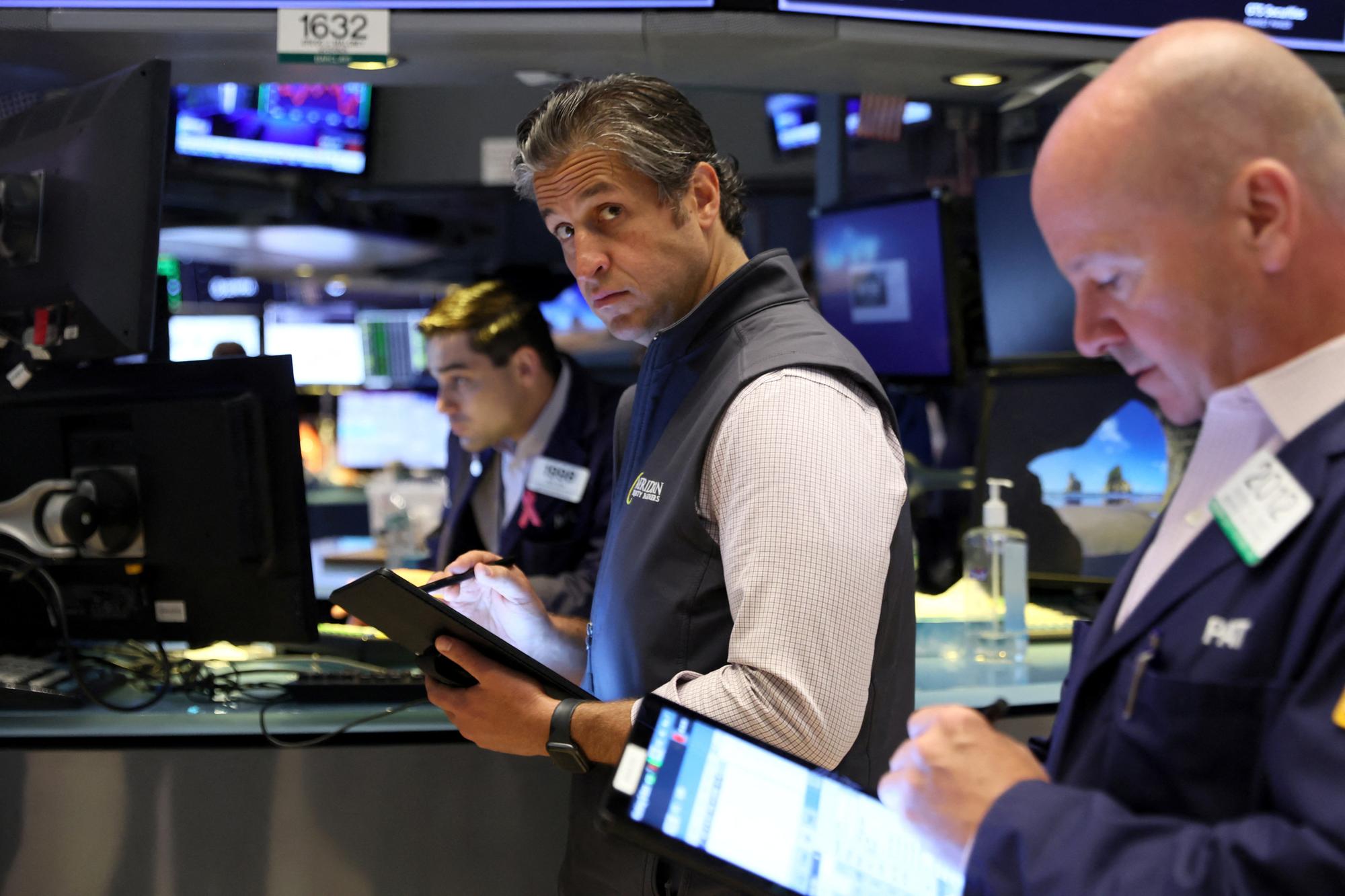 Traders work on the floor of the New York Stock Exchange (NYSE) in New York City, U.S., June 27, 2023. REUTERS/Brendan McDermid