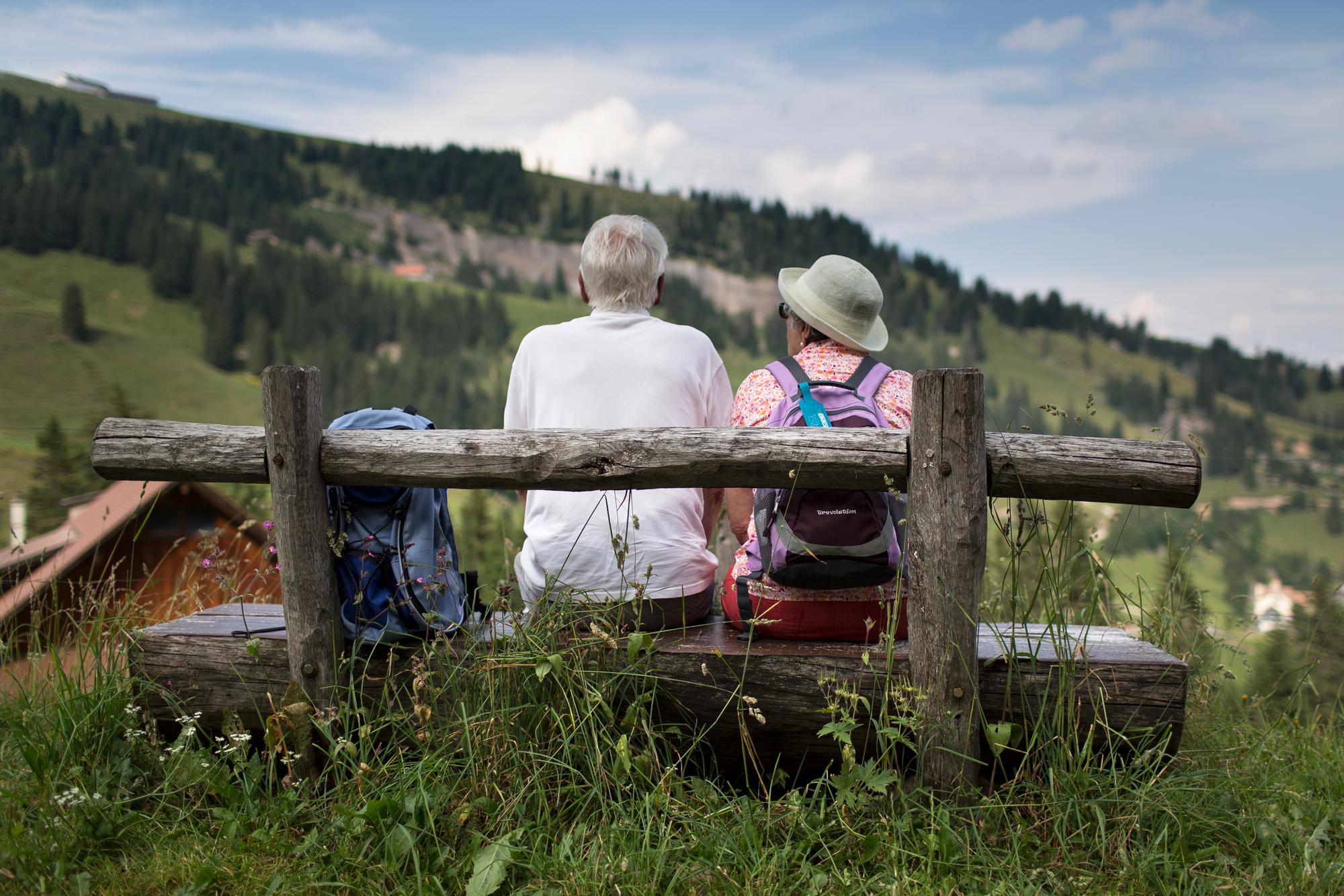 Alltag Bilder  der Wanderer sitzen auf ein bank und geniessen den panorama, auf die rigi aufgenommen  (KEYSTONE/Gaetan Bally)