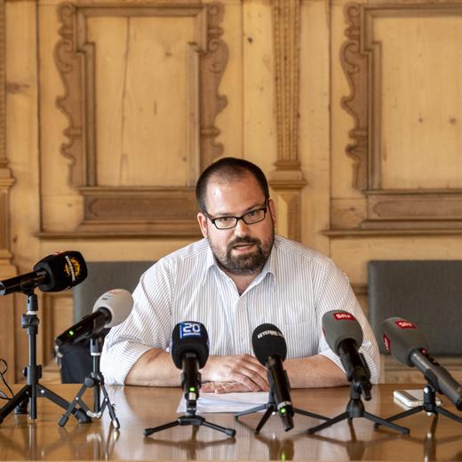 Der Schwyzer Kantonsrat Bernhard Diethelm informiert an einer Medienkonferenz die ueber die ihn betreffende Anklage der Staatsanwaltschaft, am Mittwoch, 28. Juni 2023 im Rathaus in Schwyz. Diethelm muss sich am Montag, 3. Juli 2023, vor dem Bezirksgericht Zuerich verantworten. Er ist der Gefaehrdung des Lebens, der versuchten sexuellen Noetigung und verbotener Pornografie angeklagt. (KEYSTONE/Urs Flueeler)