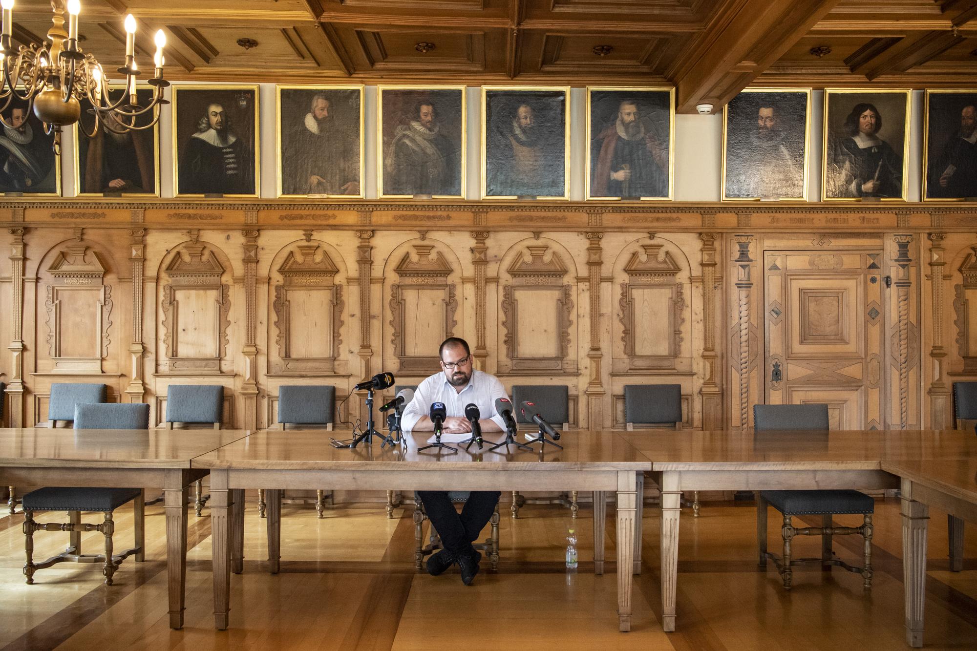 Der Schwyzer Kantonsrat Bernhard Diethelm informiert an einer Medienkonferenz die ueber die ihn betreffende Anklage der Staatsanwaltschaft, am Mittwoch, 28. Juni 2023 im Rathaus in Schwyz. Diethelm muss sich am Montag, 3. Juli 2023, vor dem Bezirksgericht Zuerich verantworten. Er ist der Gefaehrdung des Lebens, der versuchten sexuellen Noetigung und verbotener Pornografie angeklagt. (KEYSTONE/Urs Flueeler)