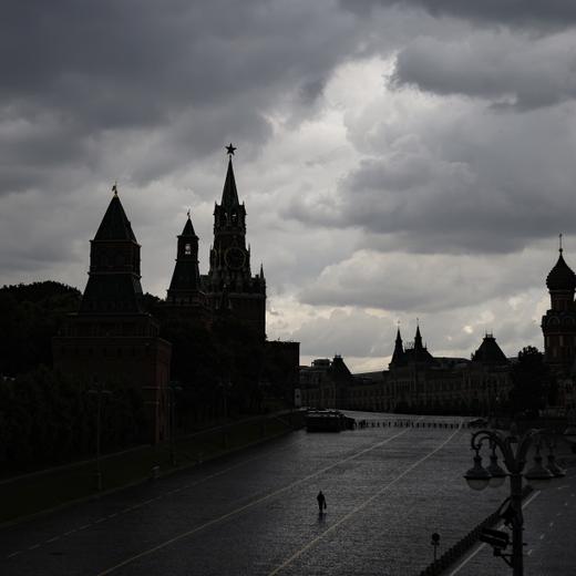 epa10717452 A man walks past the Kremlin during a rainy day in Moscow, Russia, 29 June 2023. On 24 June, counter-terrorism measures were enforced in Moscow and other Russian regions after private military company (PMC) Wagner Group chief Yevgeny Prigozhin claimed that his troops had occupied the building of the headquarters of the Southern Military District in Rostov-on-Don, demanding a meeting with Russia's defense chiefs. Belarusian President Lukashenko, a close ally of Putin, negotiated a deal with Wagner chief Prigozhin to stop the movement of the group's fighters across Russia, the press service of the President of Belarus reported. Prigozhin announced that Wagner fighters were turning their columns around and going back in the other direction, returning to their field camps. EPA/SERGEI ILNITSKY EPA-EFE/SERGEI ILNITSKY