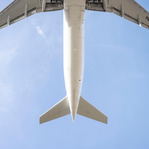 Eine Boeing 777-300E der Swiss International Airlines befindet sich im Landeanflug auf den Flughafen Zuerich, fotografiert am Donnerstag, 27. Januar 2022 in. (KEYSTONE/Christian Beutler)