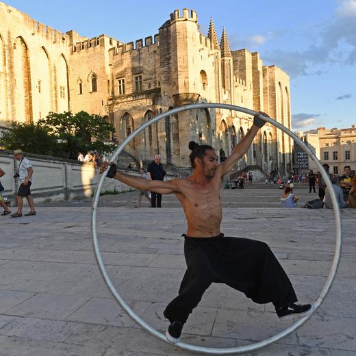 A street artist performs in front of the pope's palace in Avignon, south-eastern France on July 5, 2018, on the eve of the opening of the 72nd International Theatre Festival. The 72nd Avignon Festival will take place from July 6 until July 24, 2018. (Photo by Boris HORVAT / AFP)