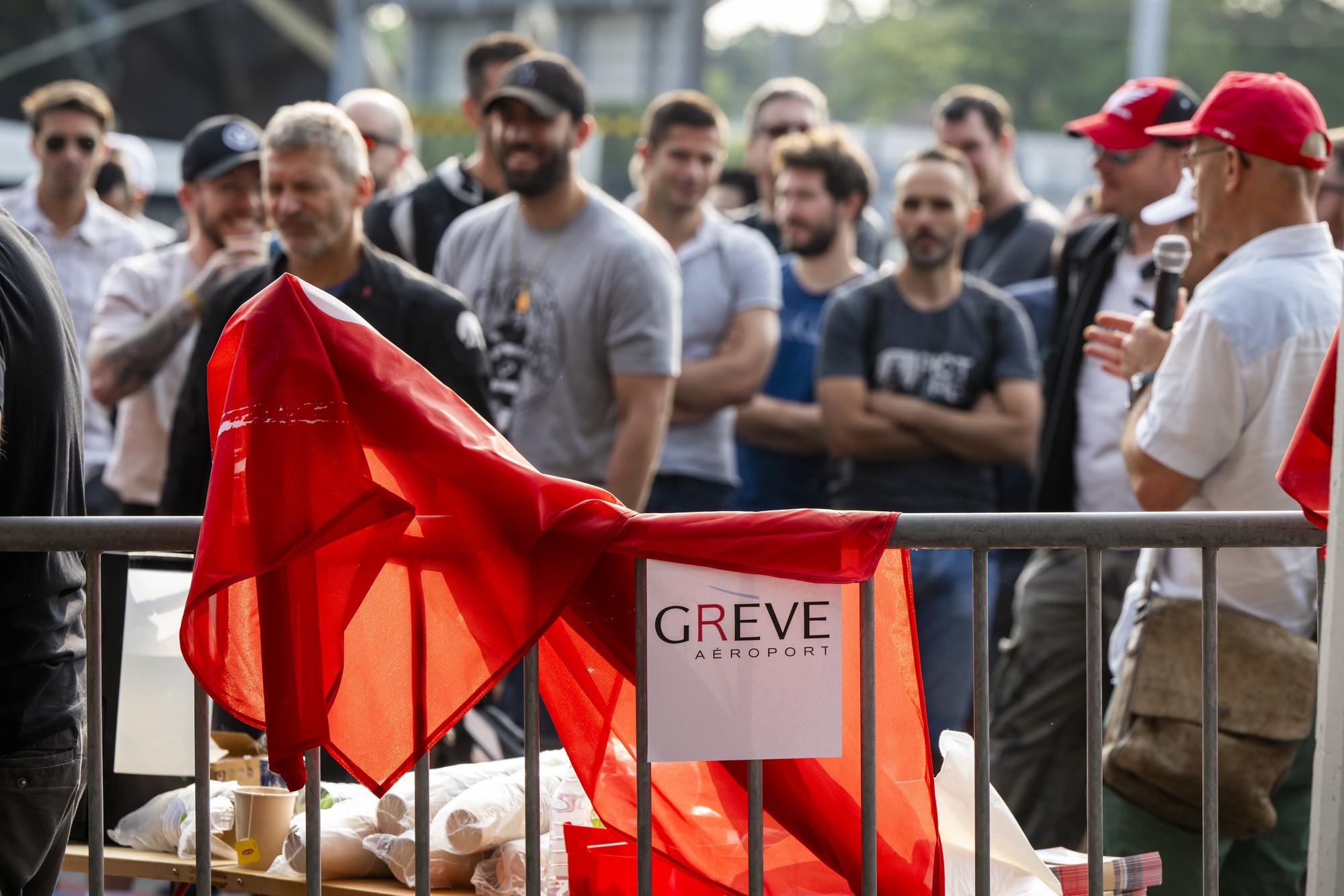 Le syndicat et des employes de l'aeroport de Geneve (AIG) manifestent contre la situation a l'aeroport de Geneve et la nouvelle politique de remuneration de la direction de l'Aeroport qui veut couper dans les salaires du personnel, ce jeudi 29 juin 2023 a Geneve. (KEYSTONE/Martial Trezzini)