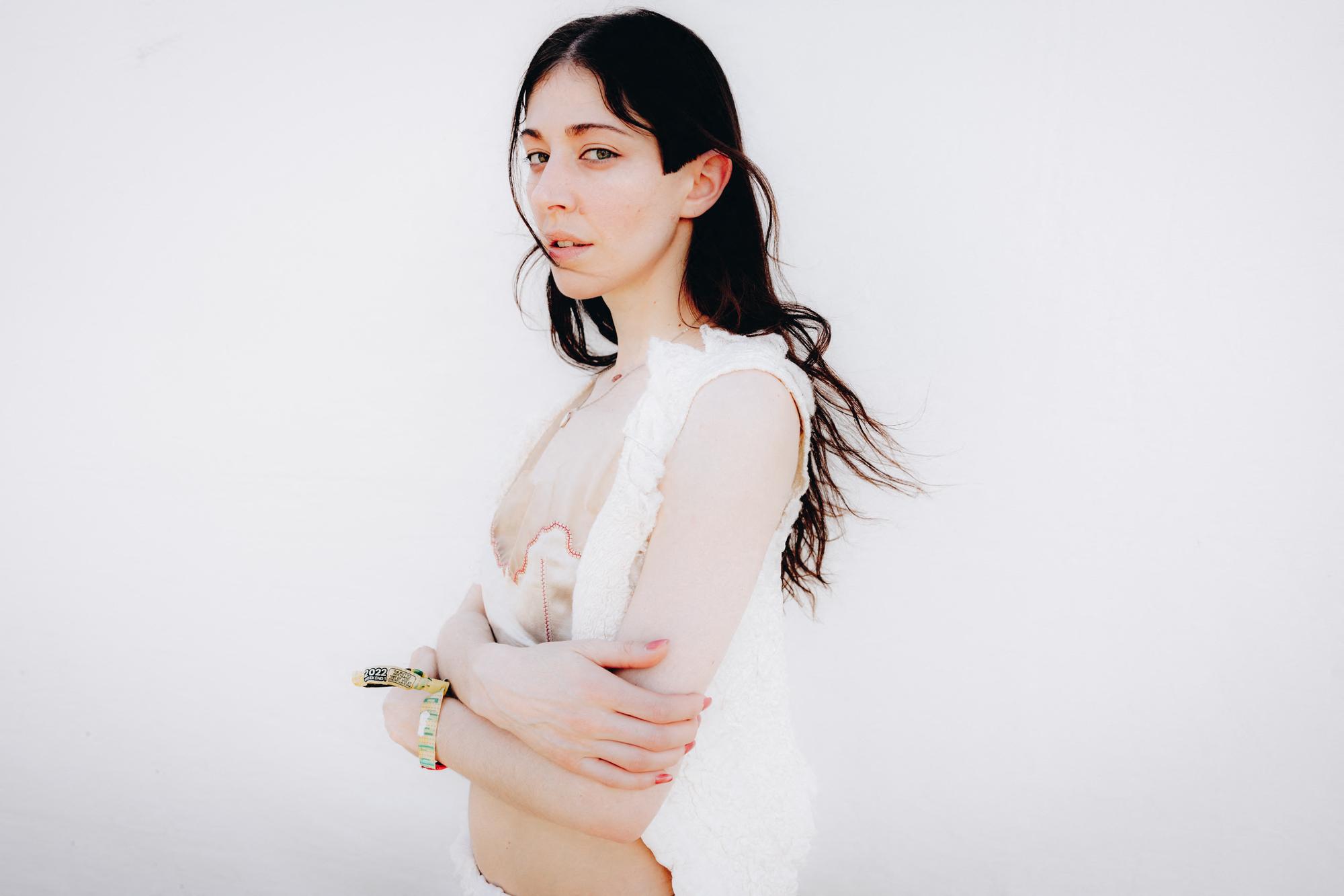 INDIO, CALIFORNIA - APRIL 17: Caroline Polachek poses backstage during the Coachella Valley Music And Arts Festival on April 17, 2022 in Indio, California. Rich Fury/Getty Images for Coachella/AFP (Photo by Rich Fury / GETTY IMAGES NORTH AMERICA / Getty Images via AFP)