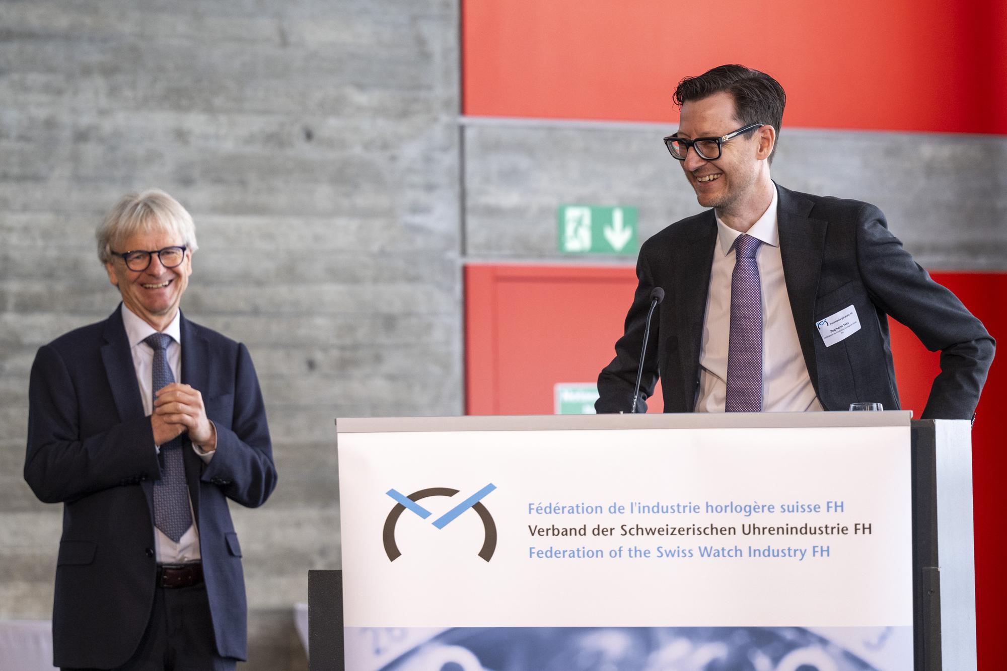 Yves Bugmann, rechts, Chef der Rechtsabteilung und designierter Praesident Verband der Schweizerischen Uhrenindustrie FH, und der amtierende Praesident Jean-Daniel Pasche vor der Generalversammlung 2023 des Verbandes am Donnerstag 29. Juni 2023 in Biel. Pasche gibt sein Amt nach ueber 20-jaehriger Taetigkeit als Praesident per Ende 2023 ab. Der Verband bestaetigt an der Versammlung vom 29. Juni seinen Nachfolger Yves Bugmann, der sein Amt am 1. Januar 2024 antreten wird. (KEYSTONE/Marcel Bieri)