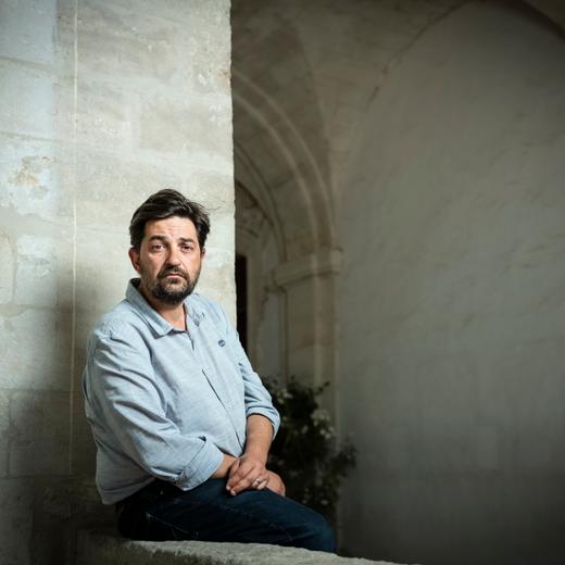 Portrait de Tiago Rodrigues dans la cours du quartier general du festival d'avignon