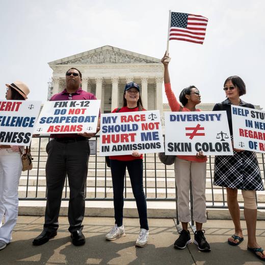 Des Américains se réjouissent de la décision de la Cour suprême concernant la discrimination positive dans les universités.