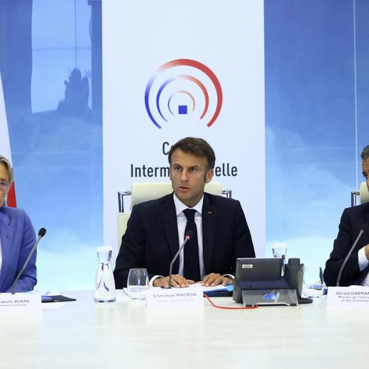 La première ministre Elisabeth Borne, le président Emmanuel Macron et le ministre de l'Intérieur Gérald Darmanin ce vendredi.