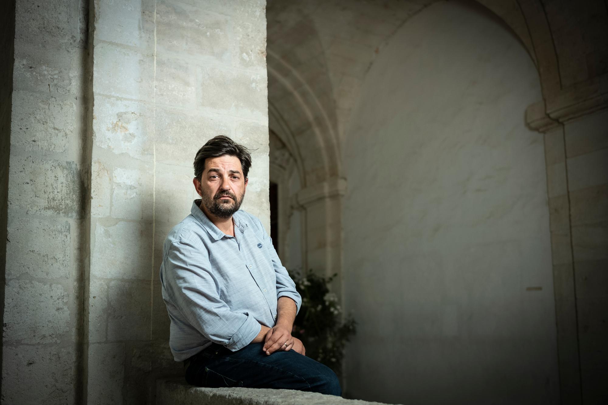 Portrait de Tiago Rodrigues dans la cours du quartier general du festival d'avignon