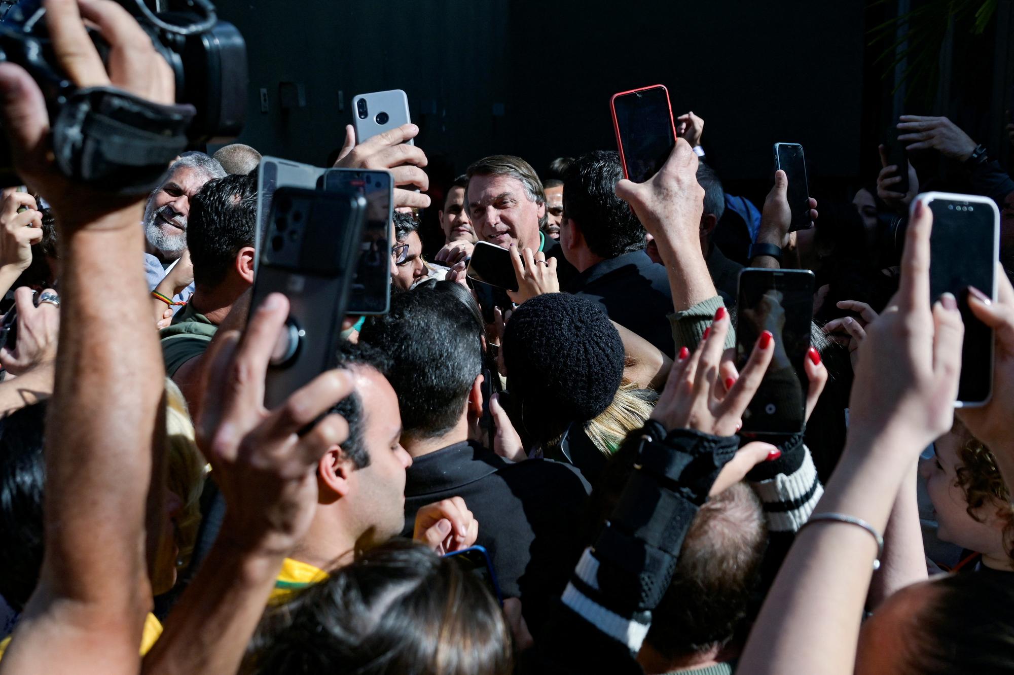 Brazil's former President Jair Bolsonaro meets with his supporters at a restaurant, on the day the Electoral Justice continues the trial to determine his political rights, in Belo Horizonte, Brazil June 30, 2023. REUTERS/Washington Alves