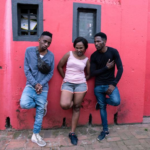 Phelimuncasi, un groupe de muisque lectronique «gqom», monté par trois frères et sœurs de Durban.