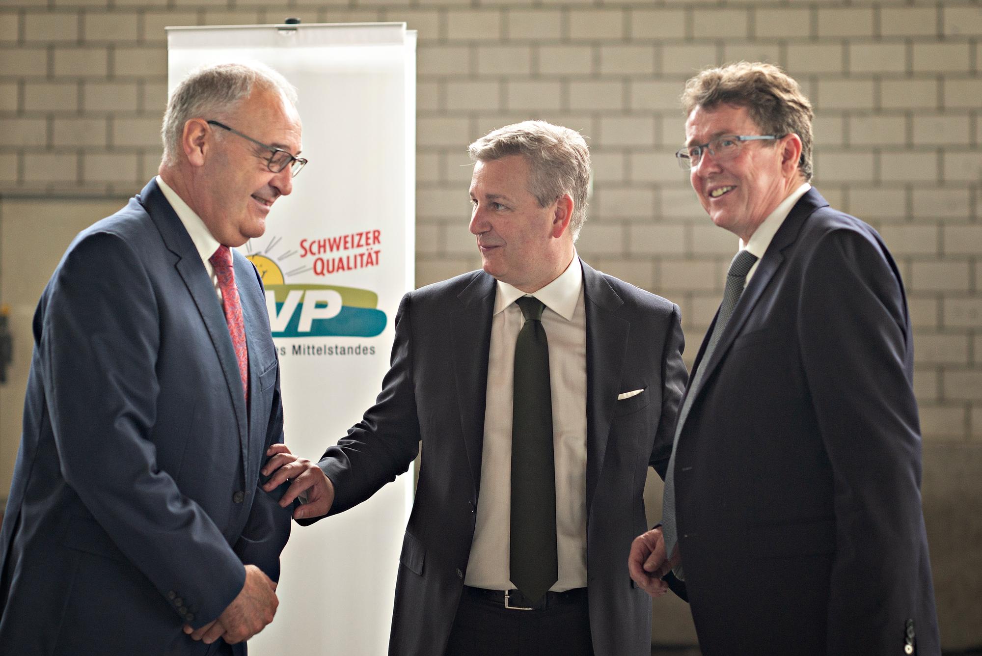 SVP Präsident Marco Chiesa unterhält sich mit den beiden Bundesräten Guy Parmelain, links und Albert Rösti, aufgenommen am 01. Juli 2023, anlässlich der SVP Delegiertenversammlung in Küssnacht. © Michele Limina