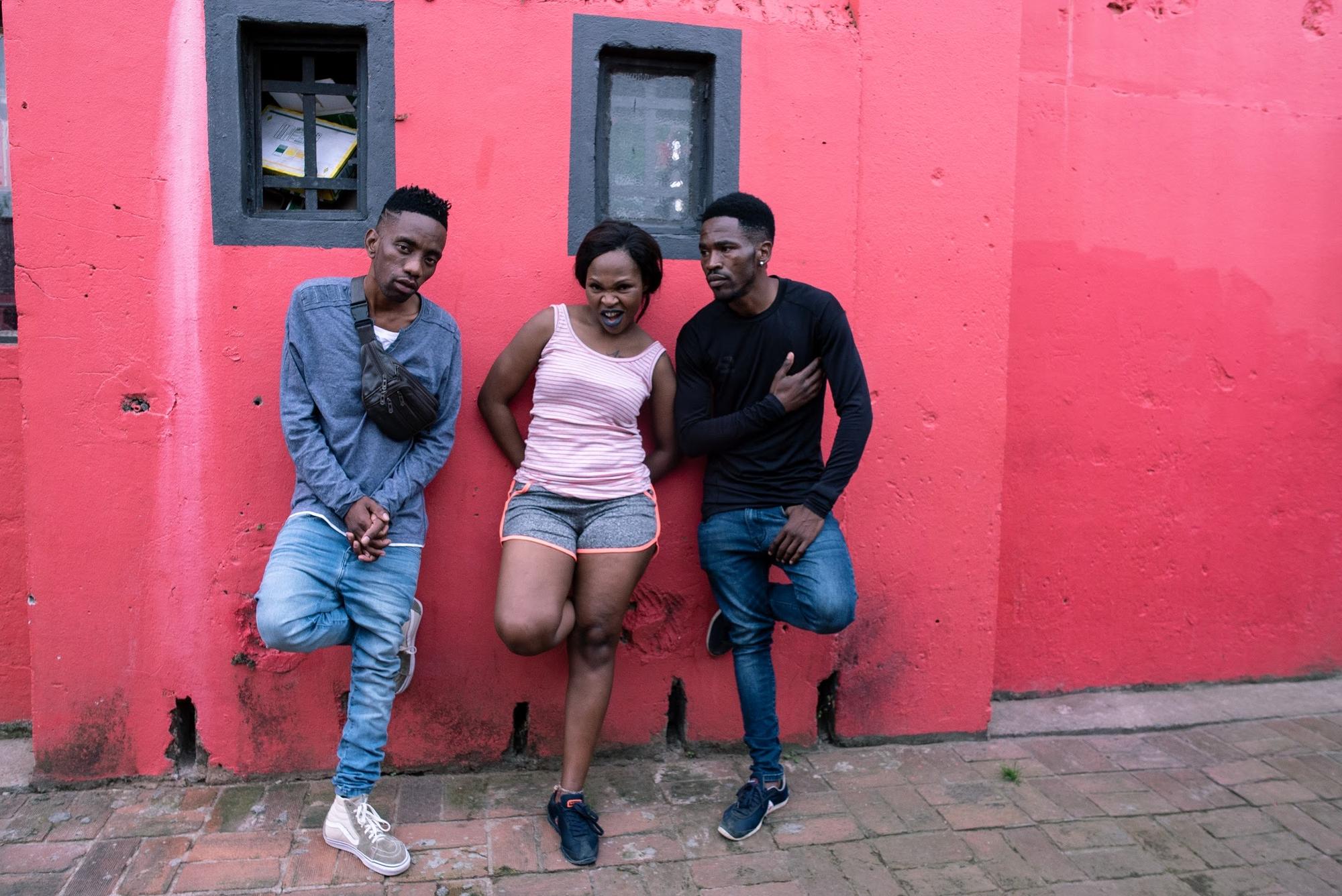 Phelimuncasi, un groupe de muisque lectronique «gqom», monté par trois frères et sœurs de Durban.