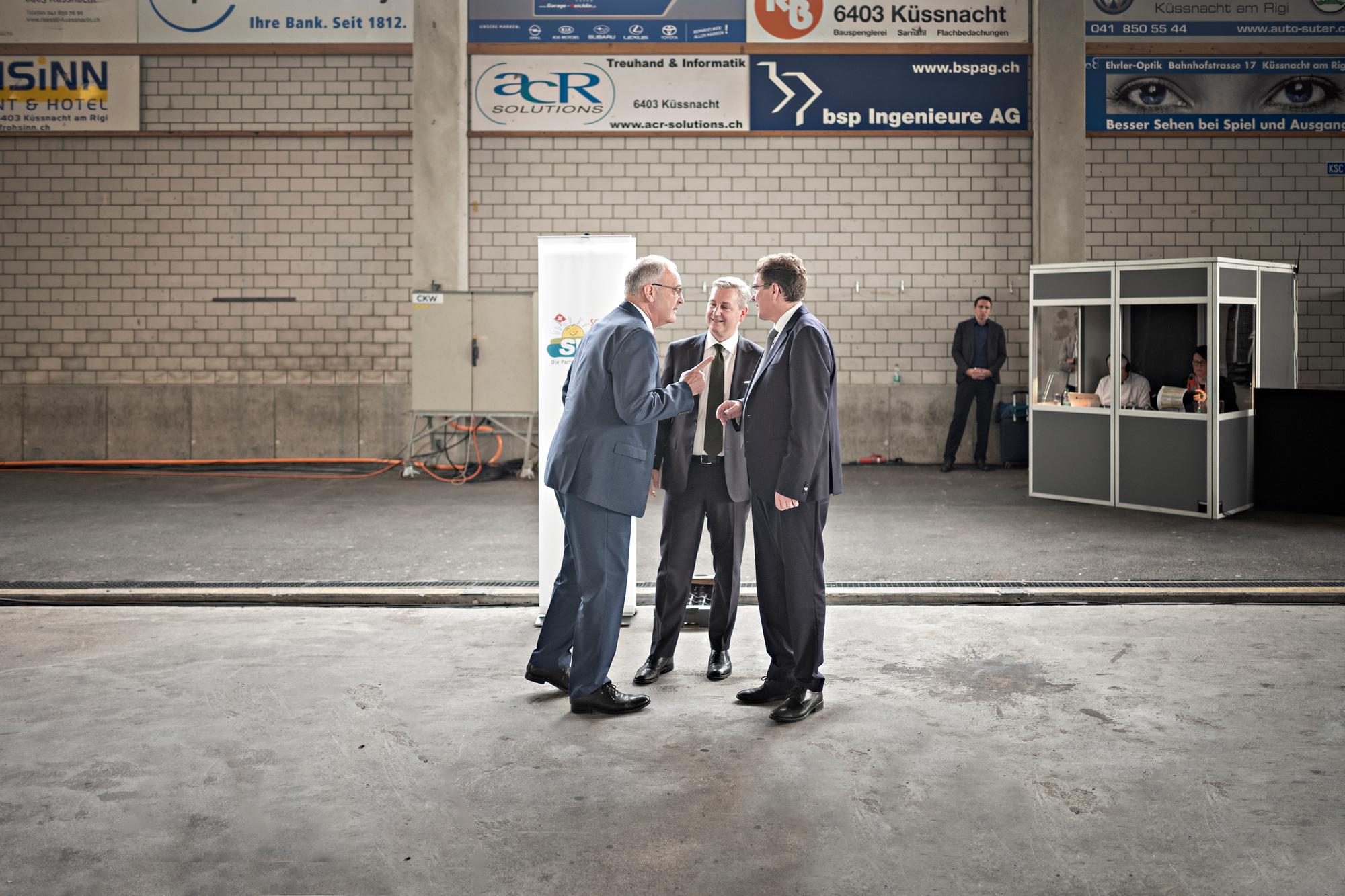 SVP Präsident Marco Chiesa unterhält sich mit den beiden Bundesräten Guy Parmelain, links und Albert Rösti, aufgenommen am 01. Juli 2023, anlässlich der SVP Delegiertenversammlung in Küssnacht. © Michele Limina