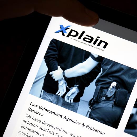 Une personne regarde le site internet de la societe Xplain, leader dans la creation de solutions logicielles dans le secteur "Homeland Security" ce dimanche 2 juillet 2023 a Daillens. Des informations confidentielles ayant trait notamment a la securite de conseillers federaux et a la protection des ambassades sont accessibles suite au piratage de la societe Xplain. (KEYSTONE/Laurent Gillieron)