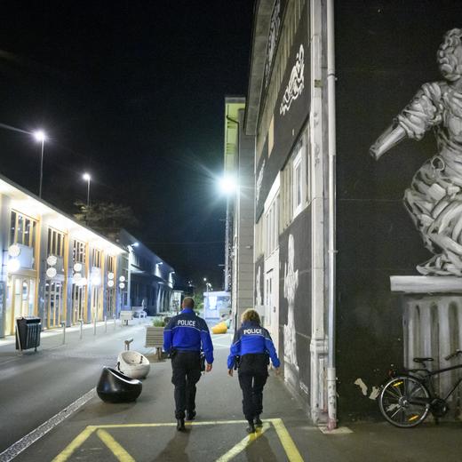 Lausanne's Police officers patrol to prevent the gathering of more than 5 people in the empty "Quartier du Flon" night district during the coronavirus disease (COVID-19) outbreak, late Saturday, November 21, 2020. Switzerland, as many countries in Europe, restricted groupings of persons, ask to keep social distancing and wearing a facial mask, as cases of Covid-19 patients spike in a second wave of pandemic. (KEYSTONE/Laurent Gillieron)