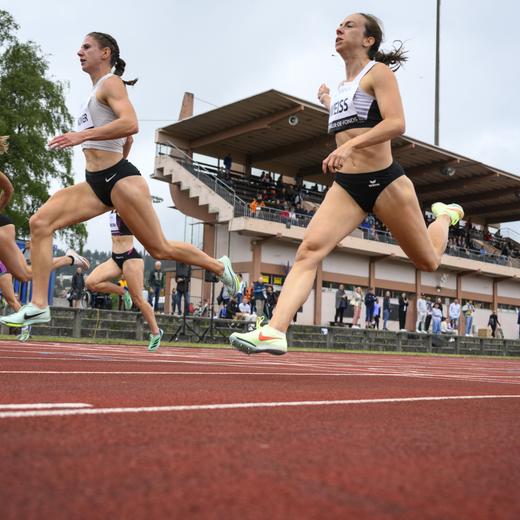 Lena Weiss, droite, et Amelie Lederer, gauche, en action lors d'une serie du 100m femme a l'occasion du 43eme meeting d'athletisme Resisprint International ce dimanche 2 juillet 2023 au centre sportif de la Charriere a La Chaux-de-Fonds. (KEYSTONE/Laurent Gillieron)
