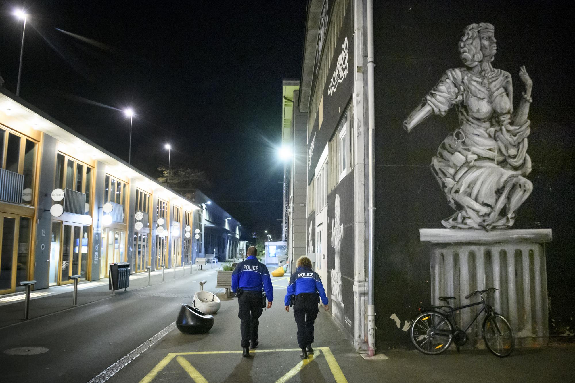Lausanne's Police officers patrol to prevent the gathering of more than 5 people in the empty "Quartier du Flon" night district during the coronavirus disease (COVID-19) outbreak, late Saturday, November 21, 2020. Switzerland, as many countries in Europe, restricted groupings of persons, ask to keep social distancing and wearing a facial mask, as cases of Covid-19 patients spike in a second wave of pandemic. (KEYSTONE/Laurent Gillieron)