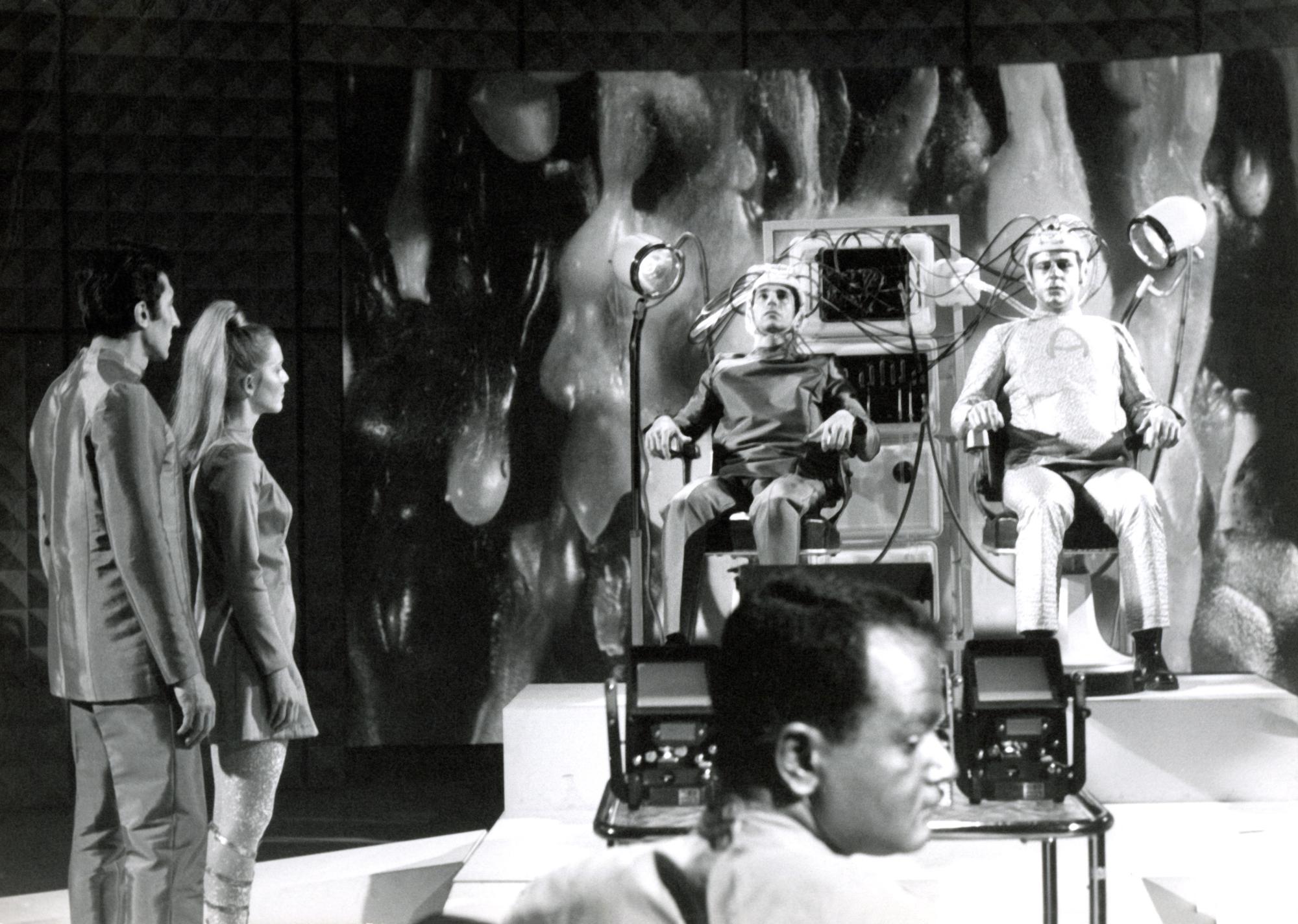 Le contrôle des esprits: une scène de «Sial IV». A gauche, Henri Gilabert et Lise Lachenal.