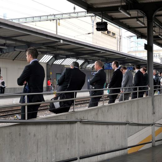 Des pendulaires attendent le train en gare de Geneve, photographie, ce mercredi 13 juillet 2011 a la gare de Cornavin Geneve. (KEYSTONE/Martial Trezzini)