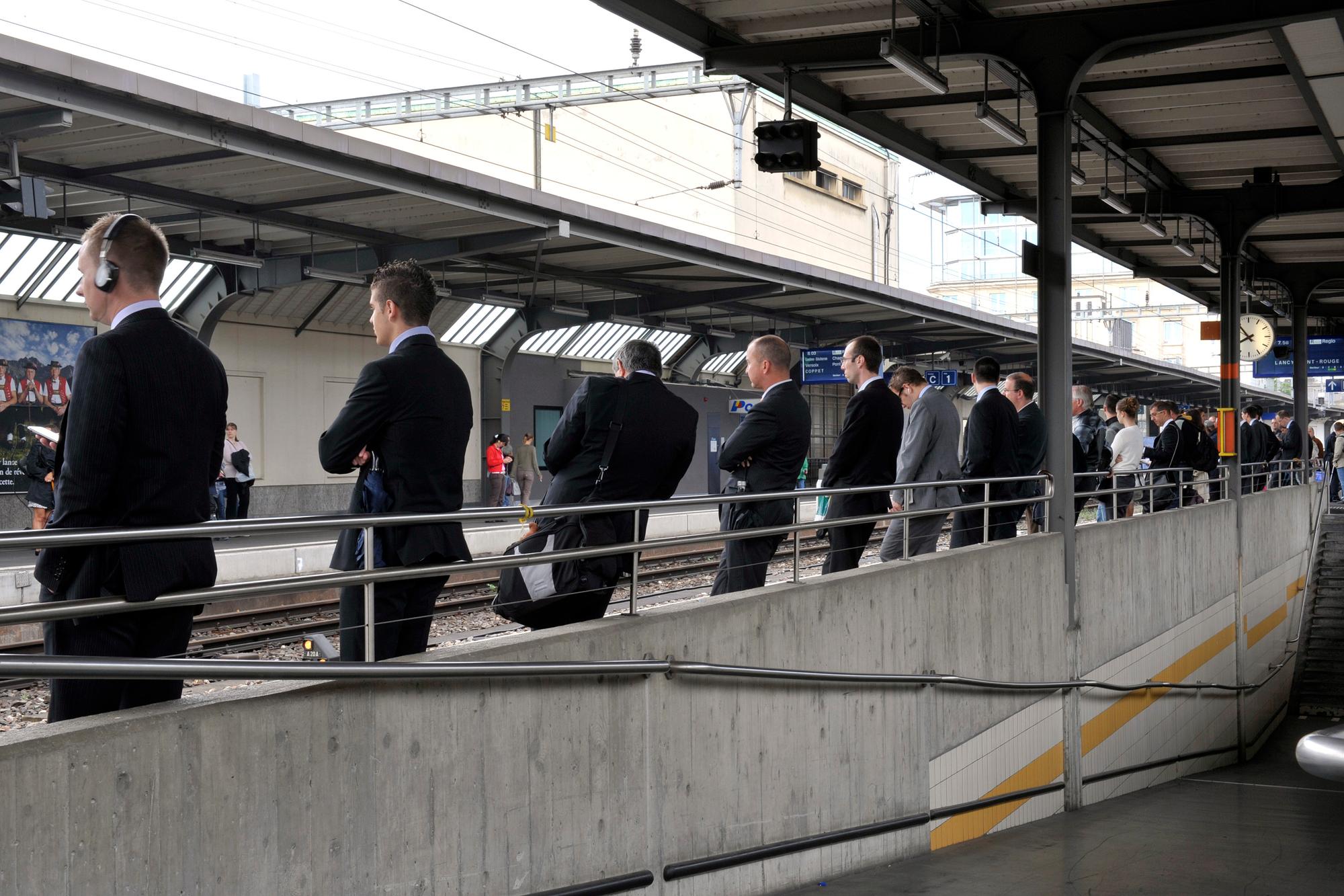 Des pendulaires attendent le train en gare de Geneve, photographie, ce mercredi 13 juillet 2011 a la gare de Cornavin Geneve. (KEYSTONE/Martial Trezzini)