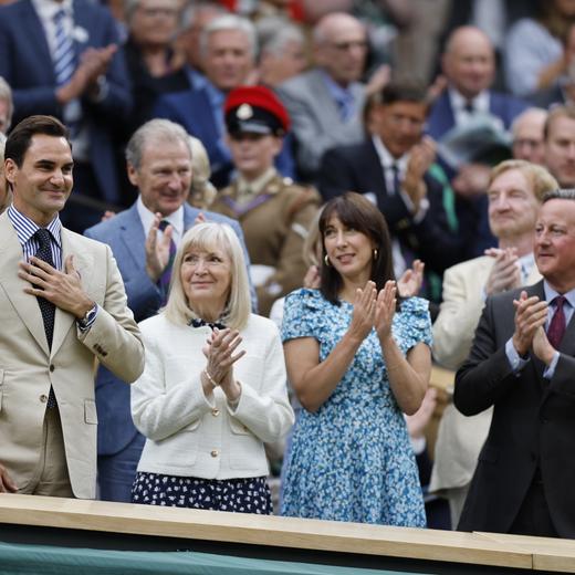 epa10725731 Former Swiss tennis player Roger Federer (C) is cheered as he arrives at Centre Court to watch a match at the Wimbledon Championships, Wimbledon, Britain, 04 July 2023. EPA/TOLGA AKMEN EDITORIAL USE ONLY EDITORIAL USE ONLY