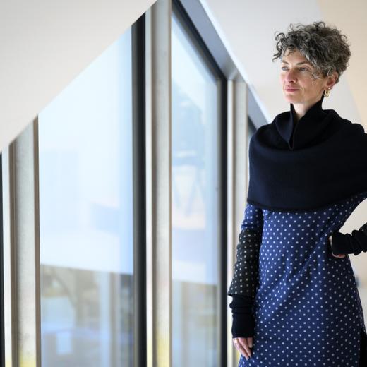 Beatrice Leanza, la nouvelle directrice du mudac pose pour le photographe lors de la nouvelle exposition temporaire "Beyrouth. Les temps du design" au musee cantonal de design et d'arts appliques contemporains, MUDAC, ce mercredi 5 avril 2023 au quartier des arts Plateforme 10 a Lausanne.(KEYSTONE/Laurent Gillieron)
