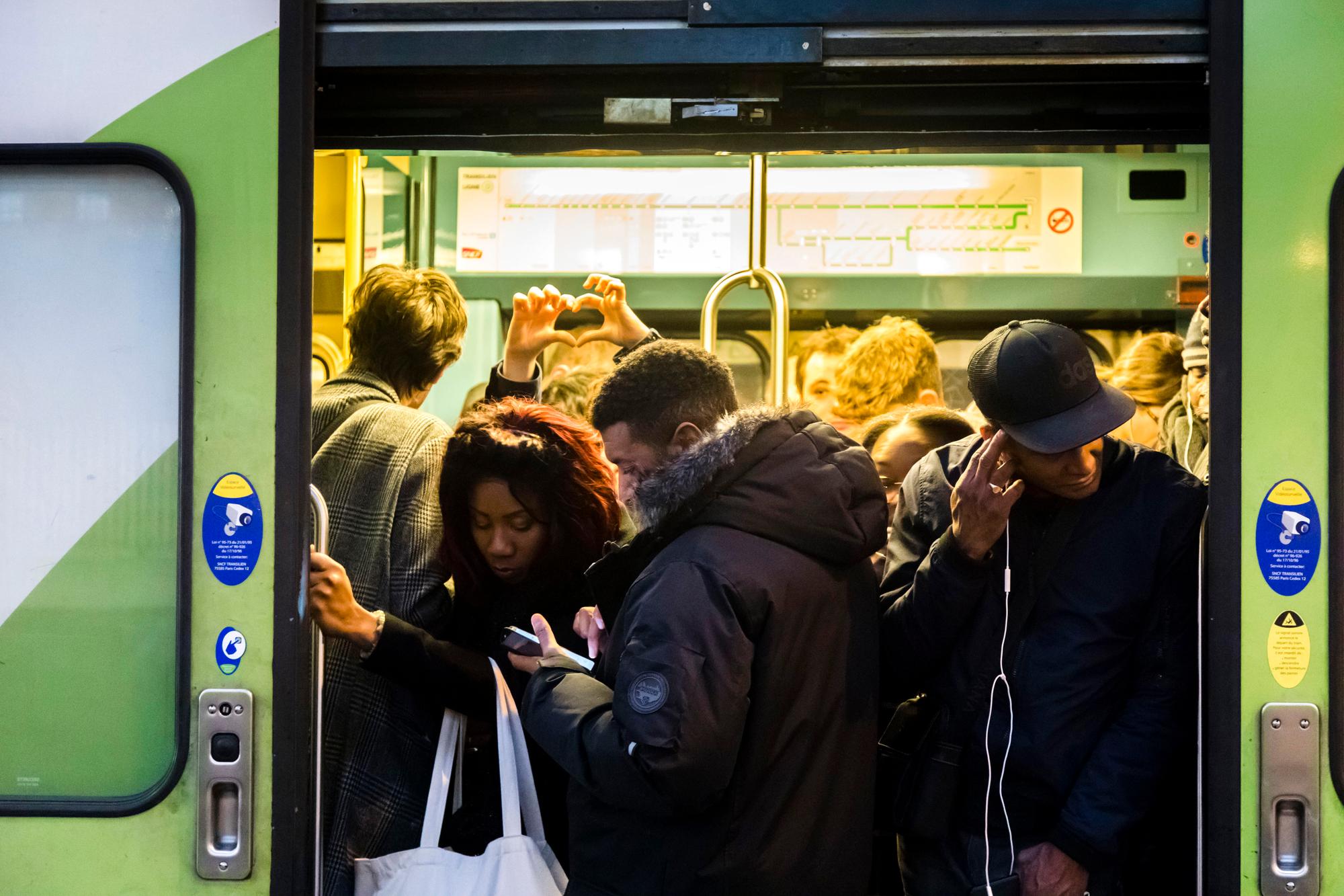 Paris, France December 13, 2019 - Strikes Against Pension Reform In Parisian Public Transports - Commuters packed in a suburban train at gare de lyon station GREVES, TRANSPORTS, DEPLACEMENT, ILLUSTRATION, GENERIQUE, AMBIANCE, ILLUSTRATIF, REFORME DES RETRAITES, SOCIAL, SOCIETE, USAGERS, FRANCILIENS, RATP, SNCF, MOUVEMENT SOCIAL, GREVE NATIONALE, TRAIN DE BANLIEUE, TRANSILIEN, ENTASSE, SERRE, SATURATION, VOYAGEURS, USAGERS, CONFORT, GALERE PUBLICATIONxNOTxINxFRA Copyright: xVincentxIsorex