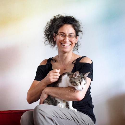 Sibylle Gollac, Chargée de recherche au CNRS et auteure de la bande dessinée "Le Genre du Capital", pose chez elle avec son chat, 29 juin 2023