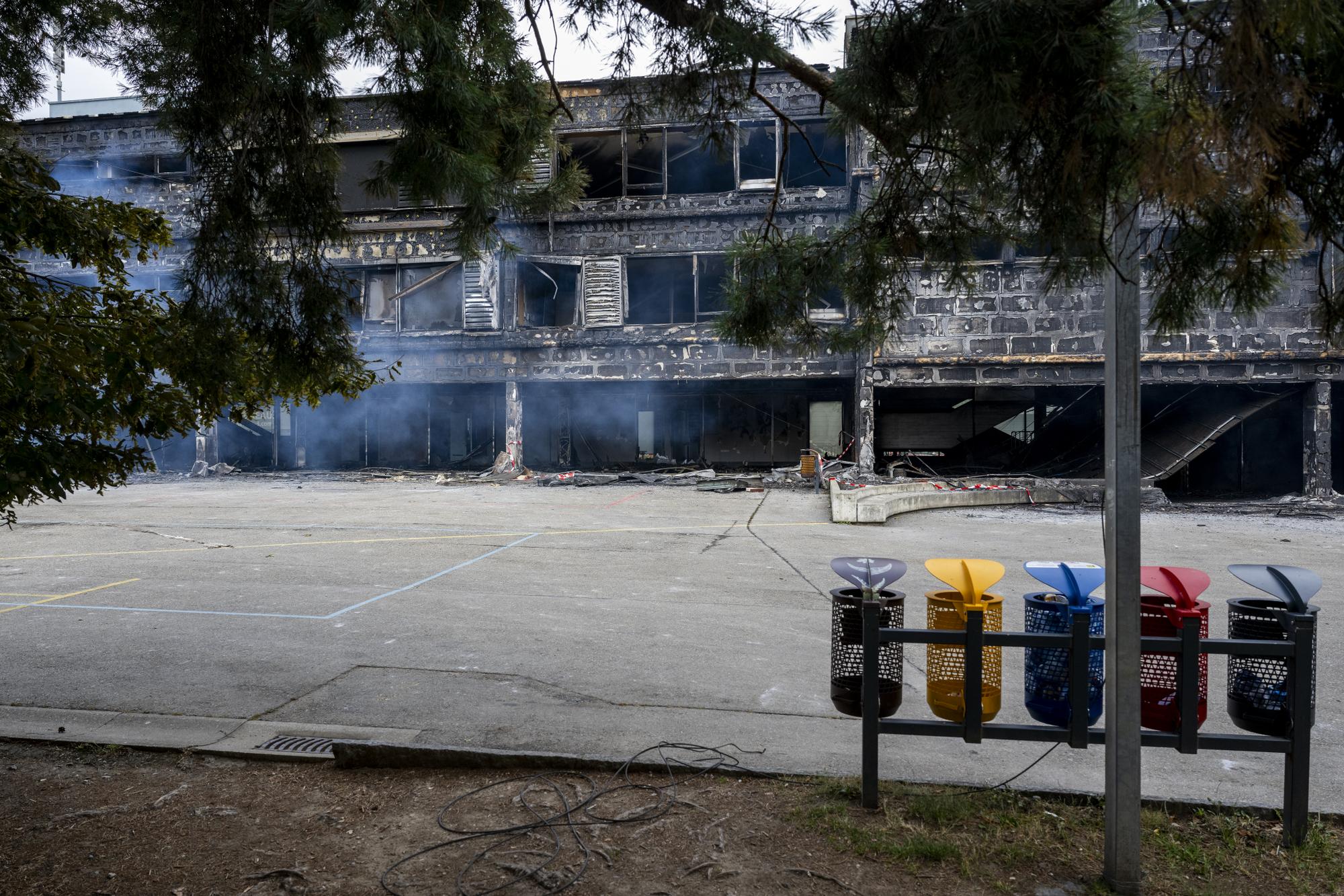 Une vue de la facade de l'ecole des Ranches detruite par les flammes, ce mercredi 5 juillet 2023 a Vernier pres de Geneve. Des degats importants apres l'incendie qui s'est declare dans la nuit de mardi a mercredi, une 40 de pompiers du Service d'incendie et de secours (SIS) et de pompiers volontaires etait sur place afin de maitriser le sinistre. (KEYSTONE/Martial Trezzini)