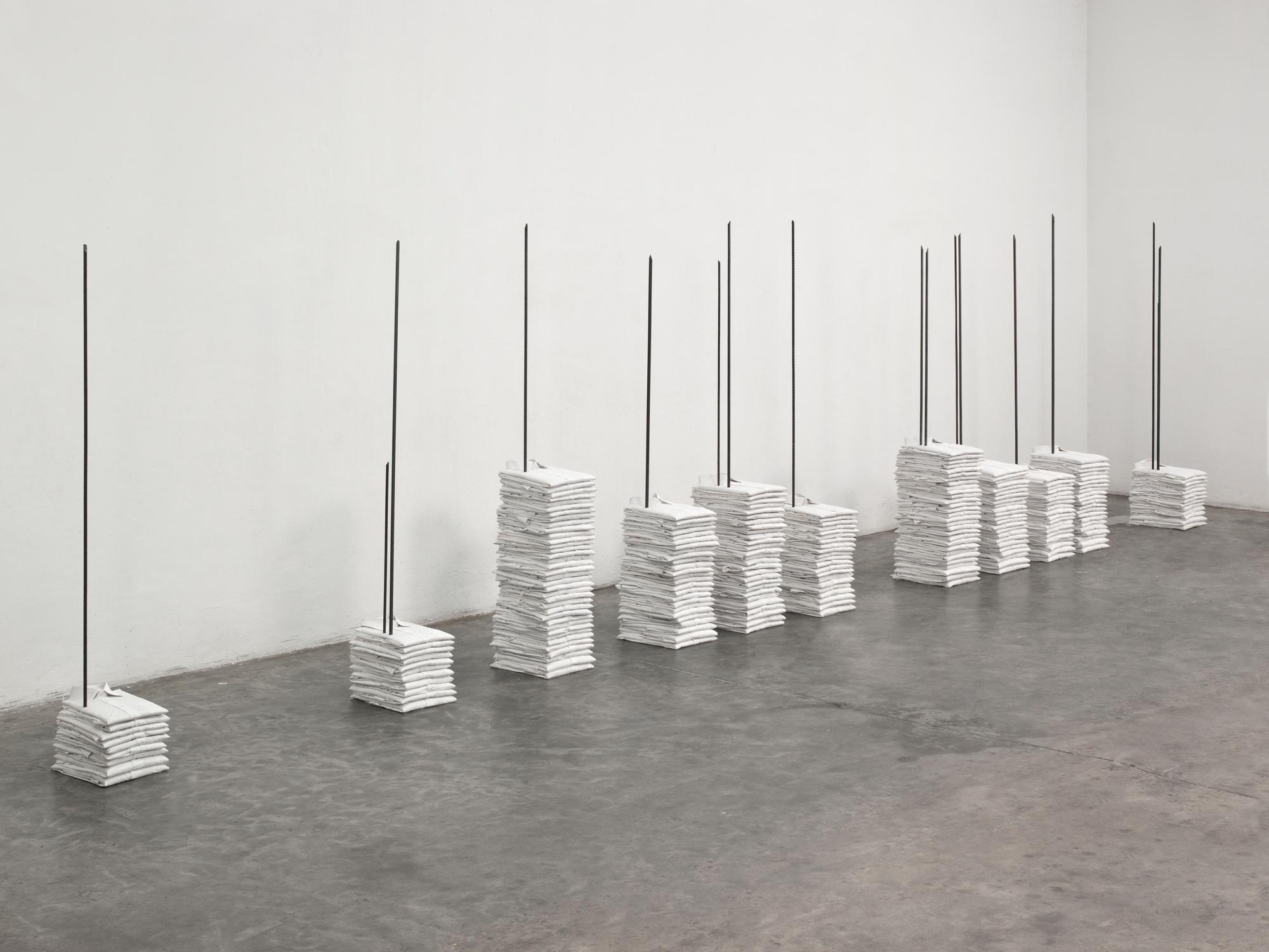 DORIS SALCEDO, UNTITLED, 1989–2014  Chemises en coton, acier et plâtre; dimensions variables. Vue d'installation Doris Salcedo Studio, Bogotá, 2013.