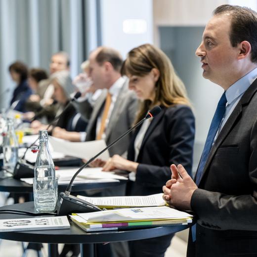 Aurelien Buffat, droite, chancelier d'Etat vaudois, parle a cote des membres du Gouvernement vaudois, avec de gauche a droite, Christelle Luisier, Cesla Amarelle, Pascal Broulis, Nuria Gorrite, Beatrice Metraux, Philippe Leuba et Rebecca Ruiz, lors d'une conférence de presse sur le bilan de la legislature 2017-2022 du Conseil d'Etat du canton de Vaud le mercredi 2 mars 2022 a Lausanne. (KEYSTONE/Jean-Christophe Bott)